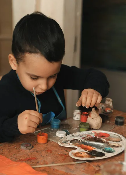 Niño Pequeño Está Pintando Juguete Hecho Mano Arcilla — Foto de Stock