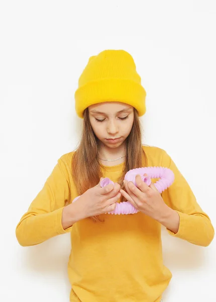 Menina Roupas Amarelas Com Tubo Pop Brinquedo Moda — Fotografia de Stock