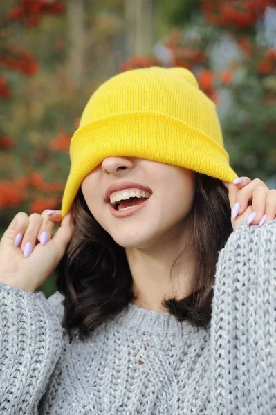 Όμορφη Χαμογελαστή Γυναίκα Κίτρινο Καπέλο Στο Πάρκο Φθινόπωρο — Φωτογραφία Αρχείου