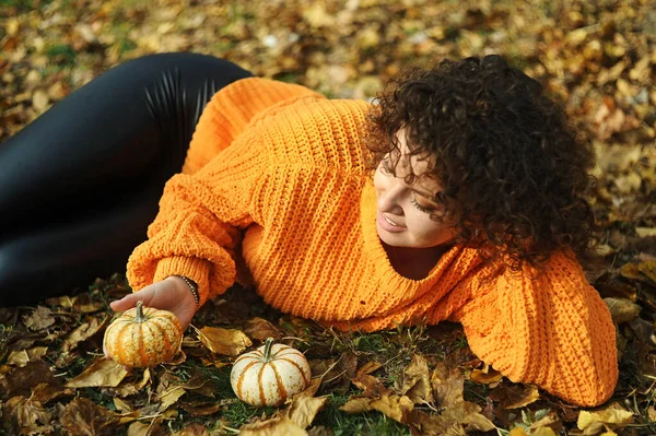 Улыбающаяся Кудрявая Женщина Тыквами Позирующая Осеннем Парке Милая Молодая Женщина — стоковое фото