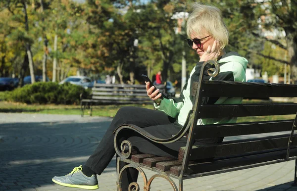 Žena Středního Věku Drží Mobilní Telefon Venku Krásná Zralá Žena — Stock fotografie