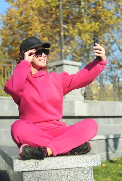 Wanita Memegang Ponsel Tangan Dan Membuat Selfie Luar Ruangan Wanita — Stok Foto