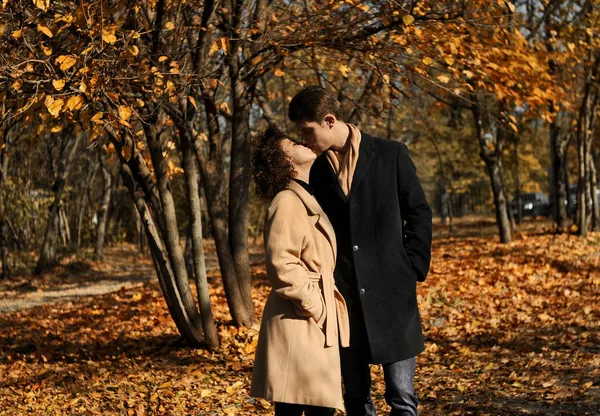 Happy Young Couple Has Fun Autumn Park Young Woman Man — Stock Photo, Image