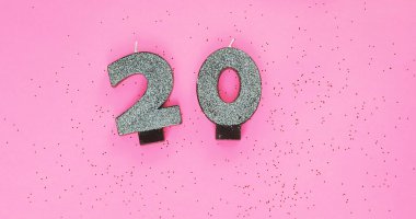 20, parlak arkaplanlı gümüş mumlar. Neşeli renkli arkaplan.