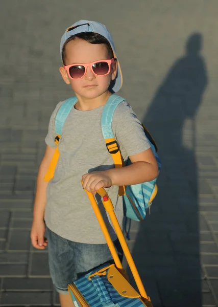 Kleine Schattige Jongen Met Koffer Paspoort Weg — Stockfoto