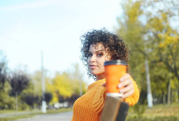 오렌지 스웨터를 공원에서 커피와 아름다운 — 스톡 사진