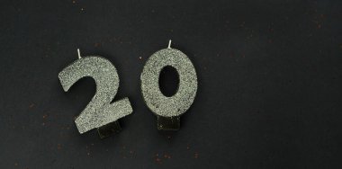 20, koyu arkaplanlı gümüş mumlar. Neşeli renkli arkaplan.