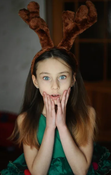 Usmívající Emocionální Dívka Jelení Uši Zelených Svátečních Šatech Pózující Červeném — Stock fotografie