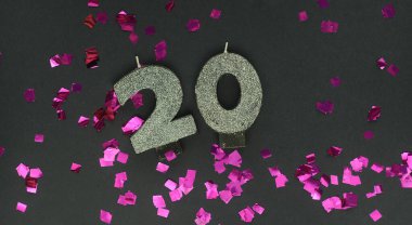 20, arka planda parıltılı gümüş mumlar. Neşeli renkli arkaplan.