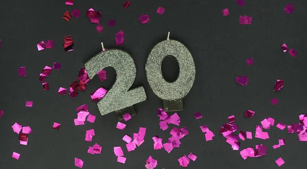 20, arka planda parıltılı gümüş mumlar. Neşeli renkli arkaplan.