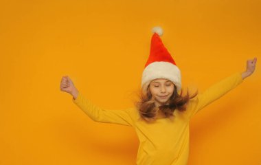 Noel Baba şapkalı şirin küçük kız renkli arka planda fotokopi odası var..