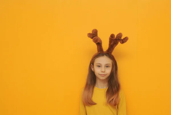 Menina Engraçada Com Orelhas Veado Posando Fundo Colorido Conceito Natal — Fotografia de Stock