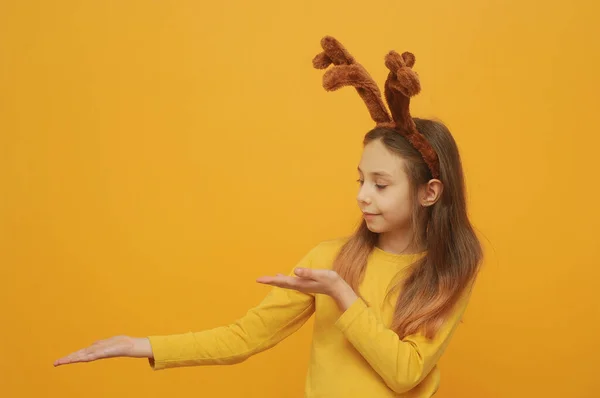 Menina Engraçada Com Orelhas Veado Posando Fundo Colorido Conceito Natal — Fotografia de Stock