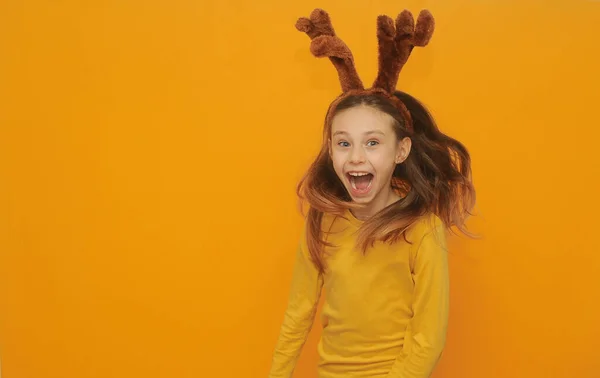Vtipná Holčička Jelenovitýma Ušima Pózujícíma Barevném Pozadí Vánoční Dovolená Koncept — Stock fotografie