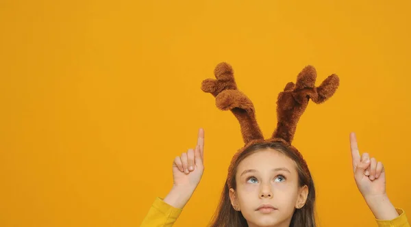 Renkli Arka Planda Geyik Kulaklı Komik Küçük Kız Noel Tatili — Stok fotoğraf
