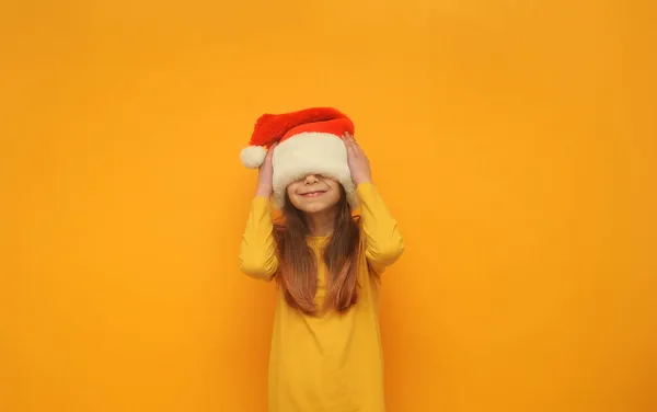 Carino Bambina Cappello Babbo Natale Sfondo Colorato Con Uno Spazio — Foto Stock