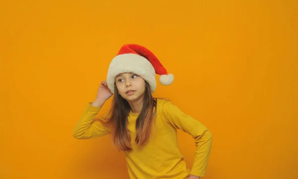 Menina Bonito Santa Chapéu Fundo Colorido Com Espaço Cópia — Fotografia de Stock