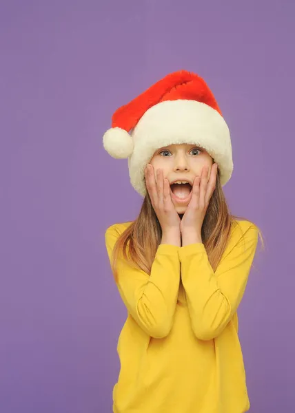 Menina Bonito Santa Chapéu Fundo Colorido Com Espaço Cópia — Fotografia de Stock