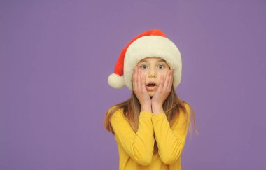 Noel Baba şapkalı şirin küçük kız renkli arka planda fotokopi odası var..