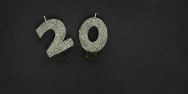 20, arka planda parıltılı gümüş mumlar. Neşeli renkli arkaplan.