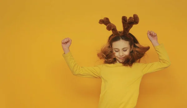 Menina Engraçada Com Orelhas Veado Posando Fundo Colorido Conceito Natal — Fotografia de Stock