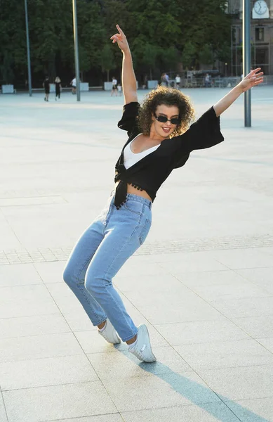 Mujer Gafas Sol Caminando Por Ciudad Con Bajo Contraste — Foto de Stock