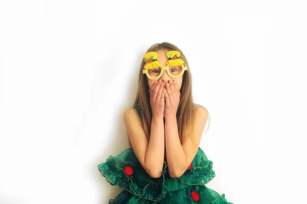 Roztomilé Emocionální Dítě Zelených Sváteční Šaty Vánoční Brýle Pózovat Bílém — Stock fotografie