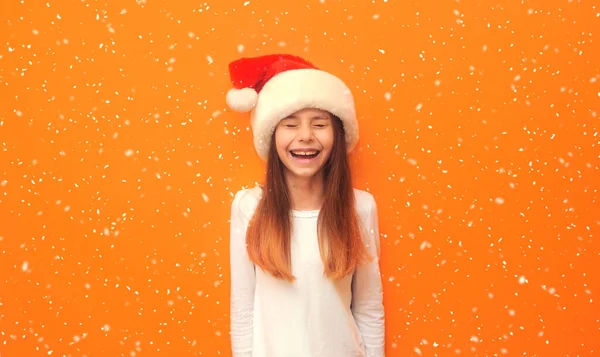 Petite Fille Mignonne Santa Chapeau Sur Fond Coloré Avec Espace — Photo