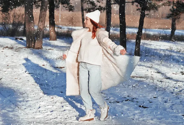 Žena Zimním Parku Sněhem — Stock fotografie