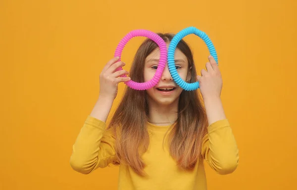 Pequeña Chica Inteligente Ropa Amarilla Juega Con Tubo Pop Juguete —  Fotos de Stock