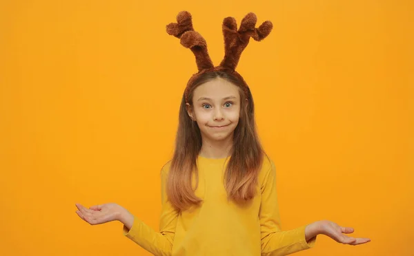 Lustiges Kleines Mädchen Mit Rehohren Posiert Auf Buntem Hintergrund Weihnachtsferien — Stockfoto