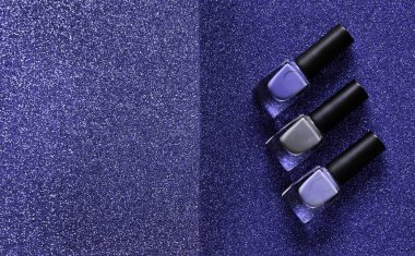 Mor arka planda çok moda olan tırnak cilası rengi.