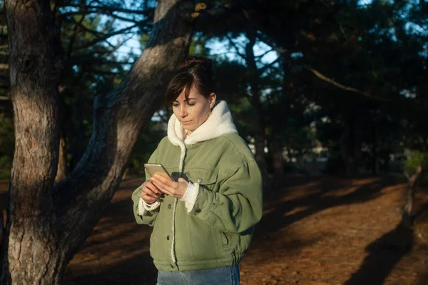 Kvinna Med Mobiltelefon Meddelande Skogen — Stockfoto