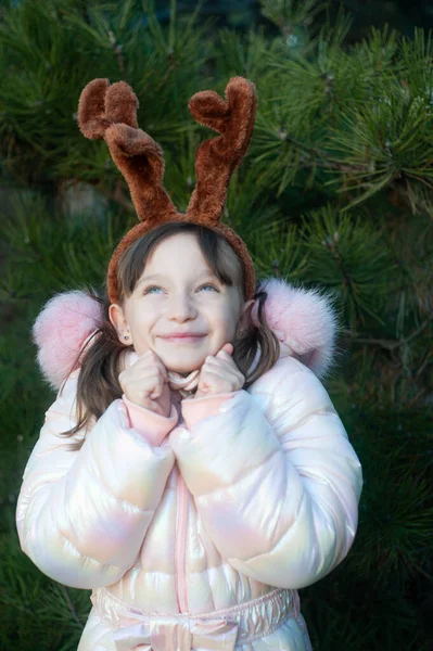 Menina Sorridente Com Orelhas Veado Floresta Diverte — Fotografia de Stock