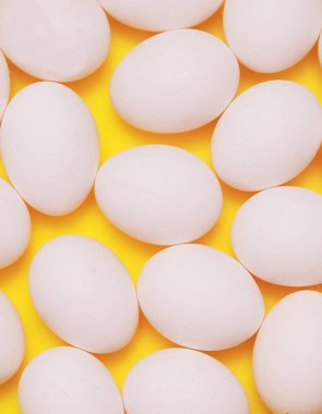 Renkli arka planda Paskalya yumurtalarının besin deseni 