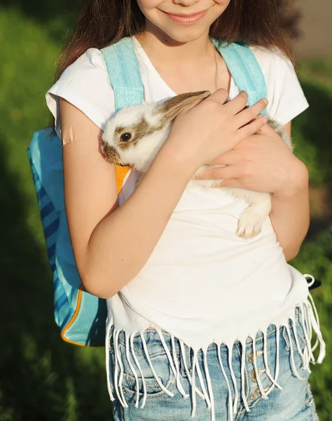 Klein Meisje Knuffelt Een Konijn Vriendschap Verzorging Van Dieren Pasen — Stockfoto