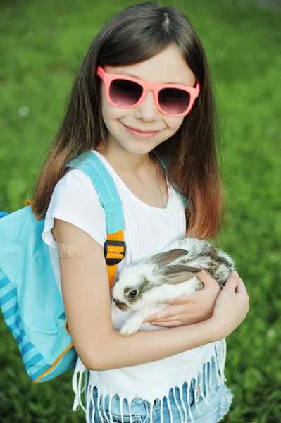 Маленька Дівчинка Обіймає Кролика Дружба Догляд Тваринами Великодній Символ — стокове фото