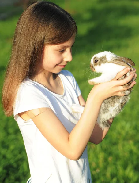 Маленька Дівчинка Обіймає Кролика Дружба Догляд Тваринами Великодній Символ — стокове фото