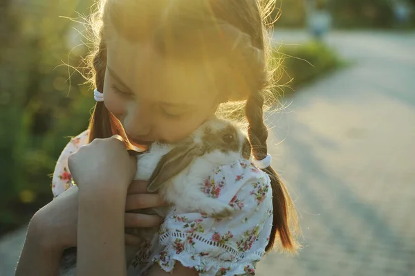 Une Petite Fille Embrasse Lapin Amitié Soin Des Animaux Symbole — Photo