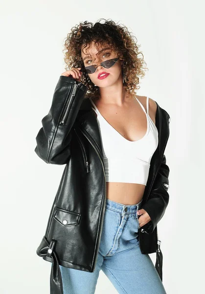 Mujer Pelo Rizado Gafas Sol Chaqueta Cuero Posando Sobre Fondo —  Fotos de Stock