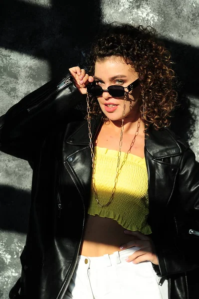 Curly Hair Woman Sunglasses Leather Jacket Posing Dark Background — Stock Photo, Image
