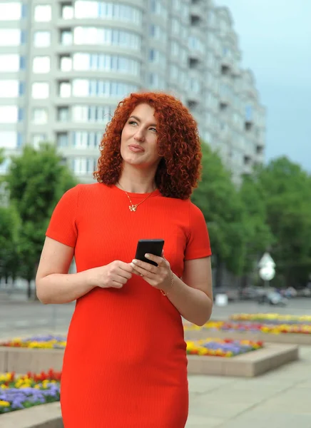 Affärskvinna Röda Kläder Talar Mobiltelefon Utomhus — Stockfoto