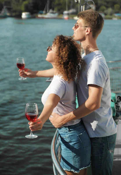 Pareja Feliz Con Copa Vino Barco Feliz Día San Valentín —  Fotos de Stock