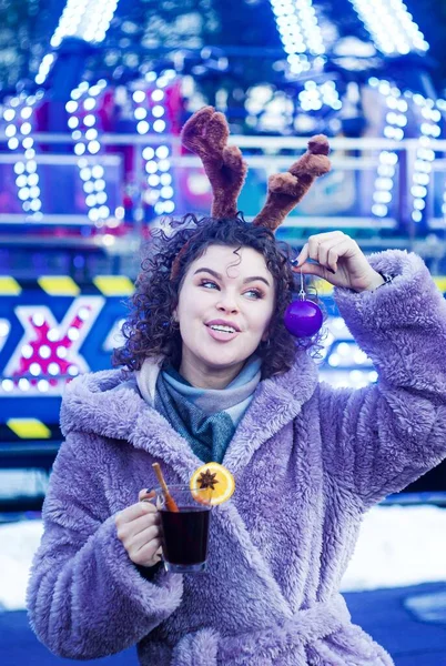 Smiling Curly Haired Woman Trendy Violet Coat Drinks Mulled Wine — Foto Stock