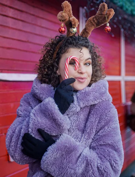 Портрет Усміхненої Жінки Зимовому Одязі Вухами Оленів Тримають Різдвяні Цукерки — стокове фото