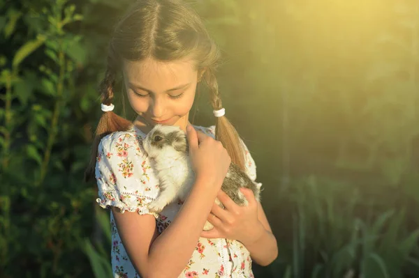 Dítě Objímá Malého Králíčka Velikonoční Symbol Přátelství Mezi Dítětem Zvířaty — Stock fotografie
