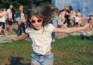 Şirin çocuk Holi festivalinde boyalarla eğleniyor.