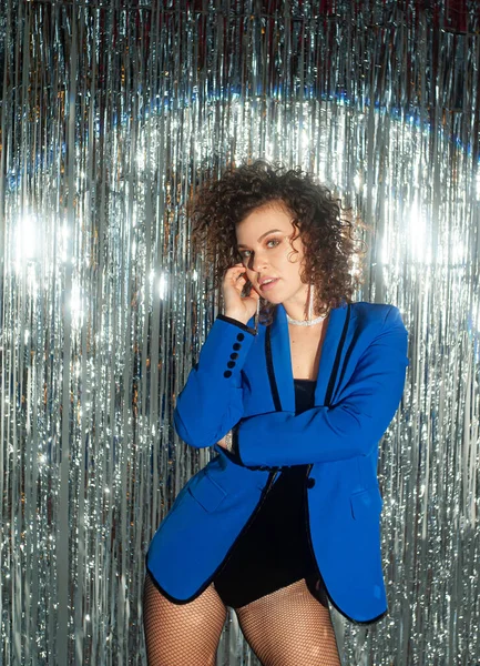 Lockige Frau Blauer Jacke Posiert Auf Glitzerndem Disco Hintergrund — Stockfoto