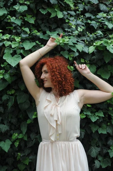 Belle Femme Aux Cheveux Roux Dans Jardin Fleuri Fleurs Printemps — Photo