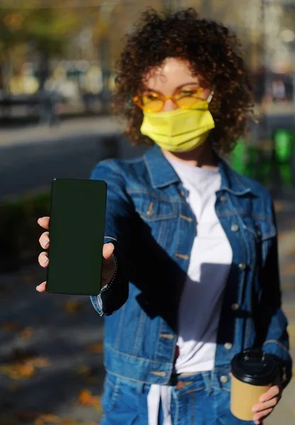 Woman Protective Mask Mobile City — Stock Fotó